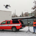 Vue d'un drone survolant une ambulance