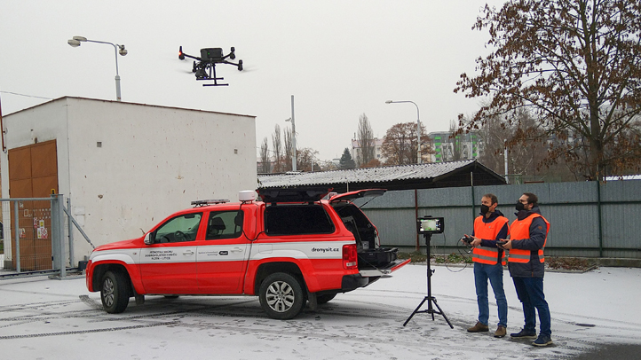 Vue d'un drone survolant une ambulance