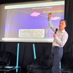 Le professeur Xun Zhang présente le projet Lumusense