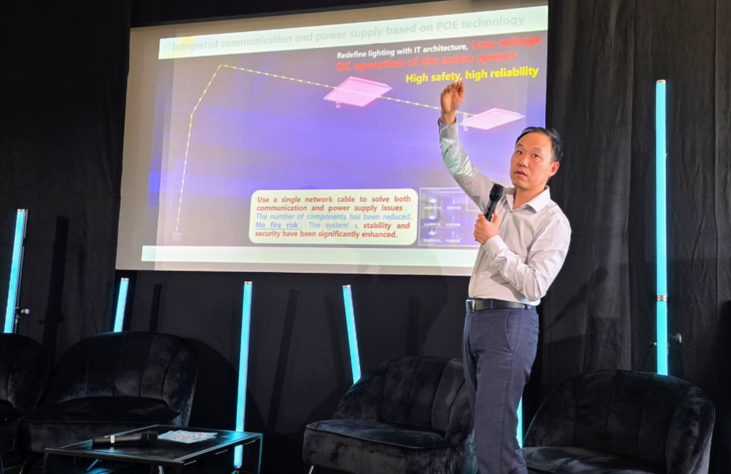 Le professeur Xun Zhang présente le projet Lumusense